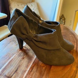 Grey booties with adorable bows.